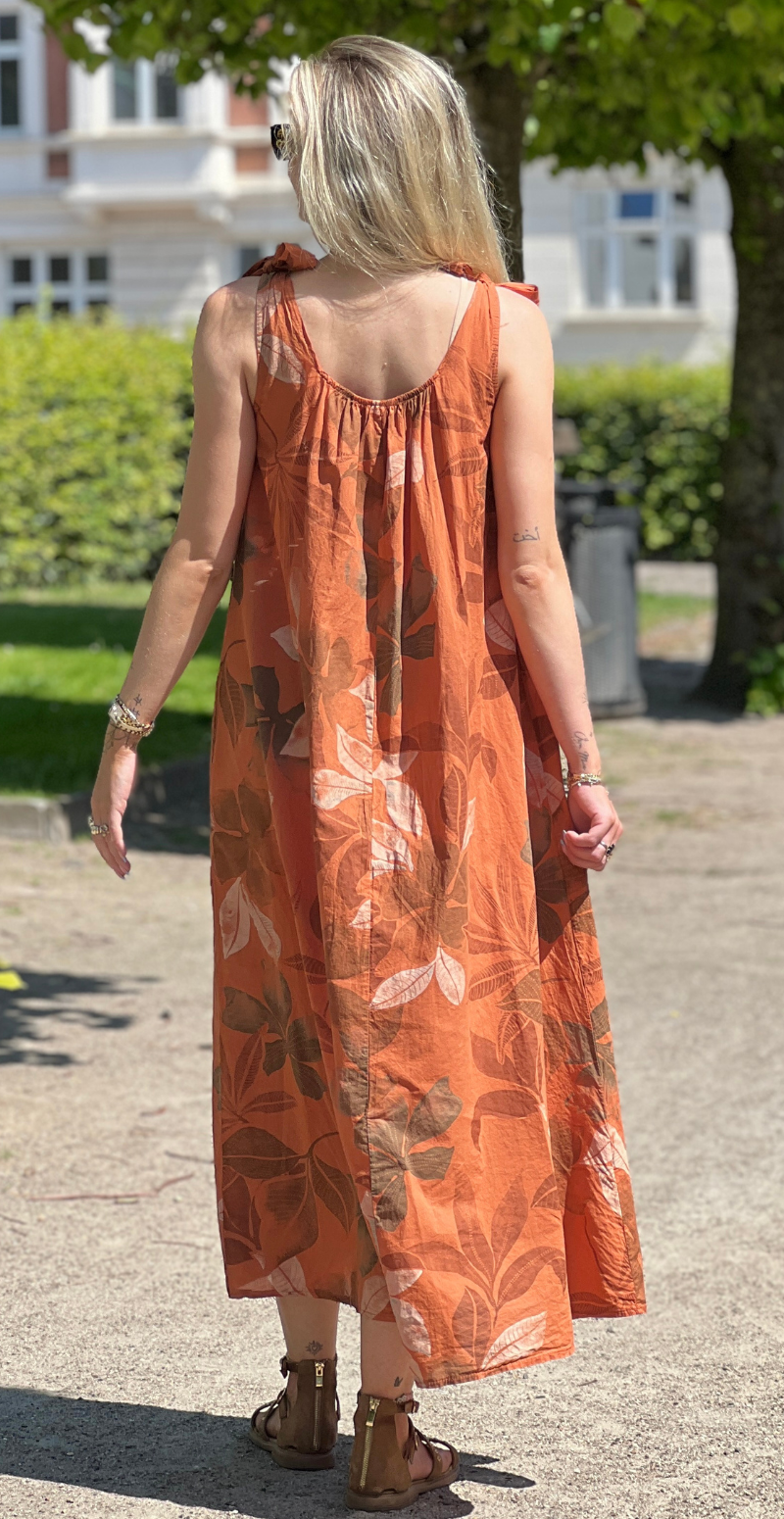 Magda kjole med sløjfestropper og blomster rust LikeLondon