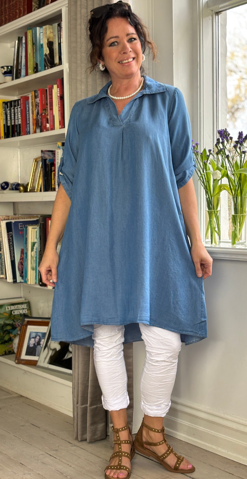Jeanie denimkjole med krave og vidde medium jeans LikeLondon