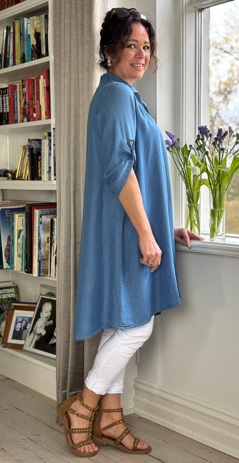 Jeanie denimkjole med krave og vidde medium jeans LikeLondon