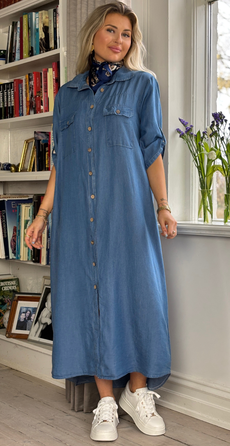 Iva denimkjole med lommer og knapper medium jeans LikeLondon