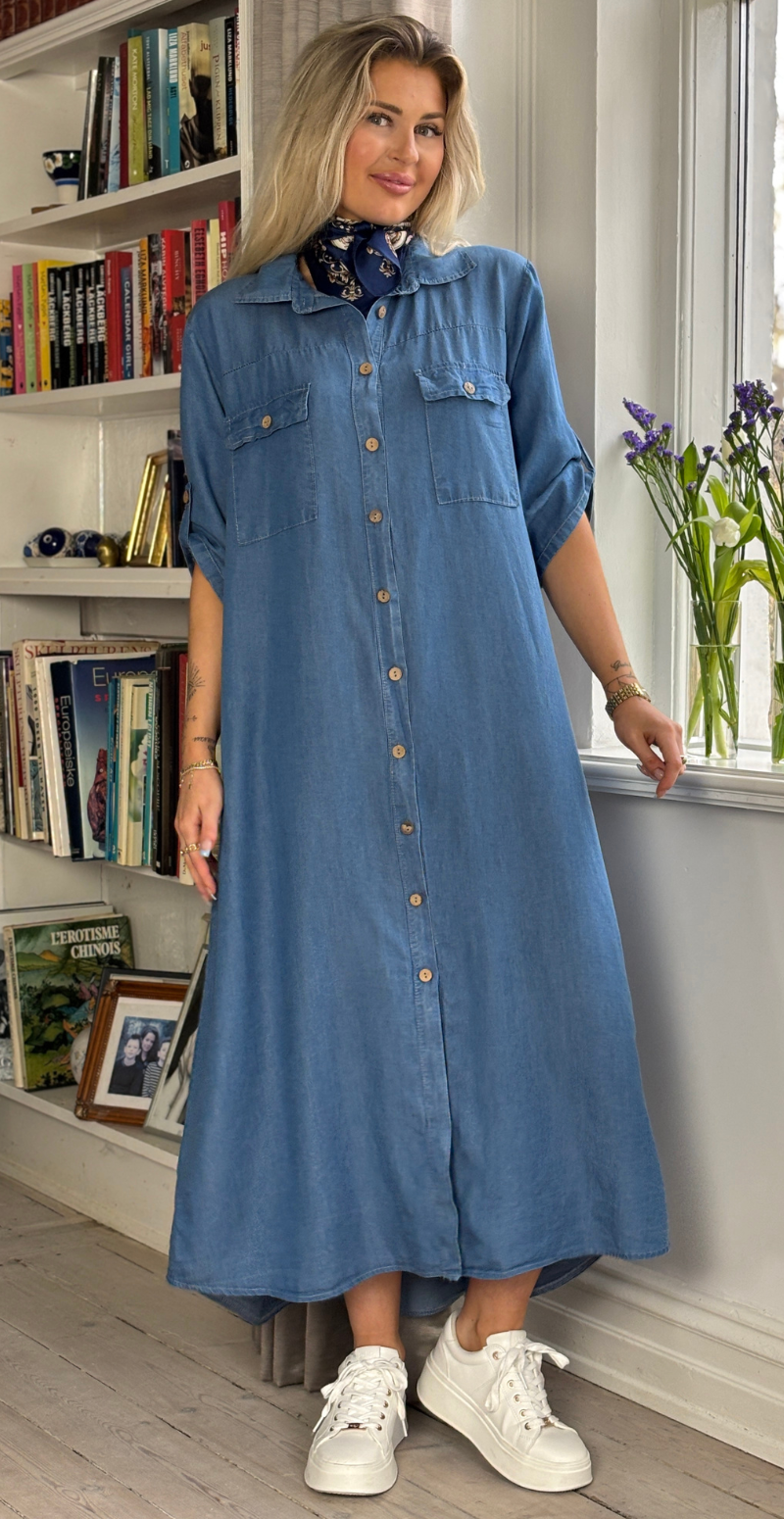 Iva denimkjole med lommer og knapper medium jeans LikeLondon