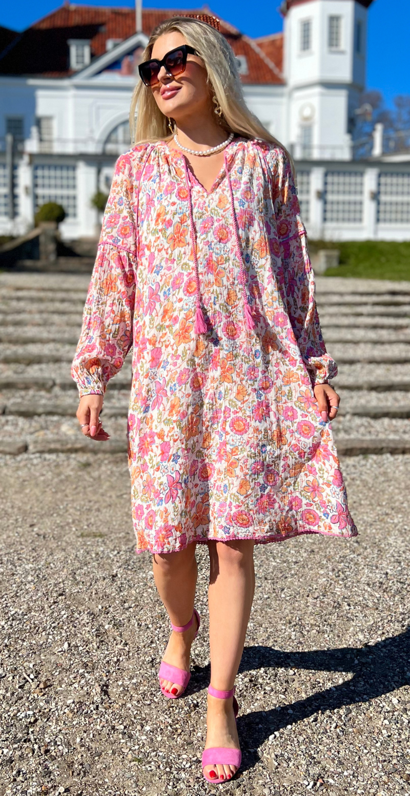 Carin kjole med blomsterprint og snøre Off-white w. Fuchsia Freequent