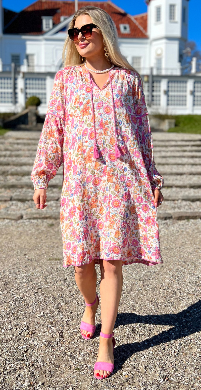 Carin kjole med blomsterprint og snøre Off-white w. Fuchsia Freequent