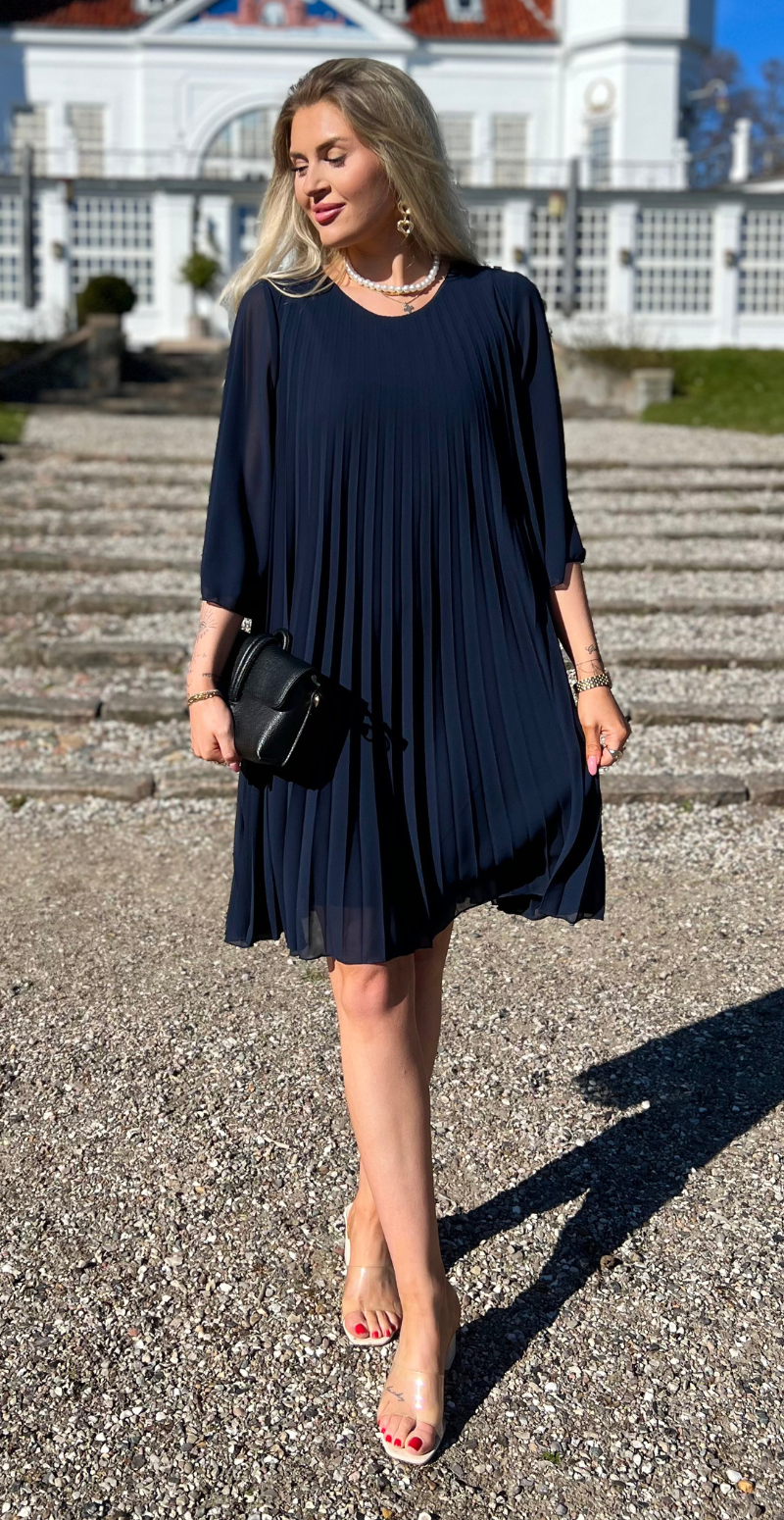 Eloise kjole med plissé navy LikeLondon