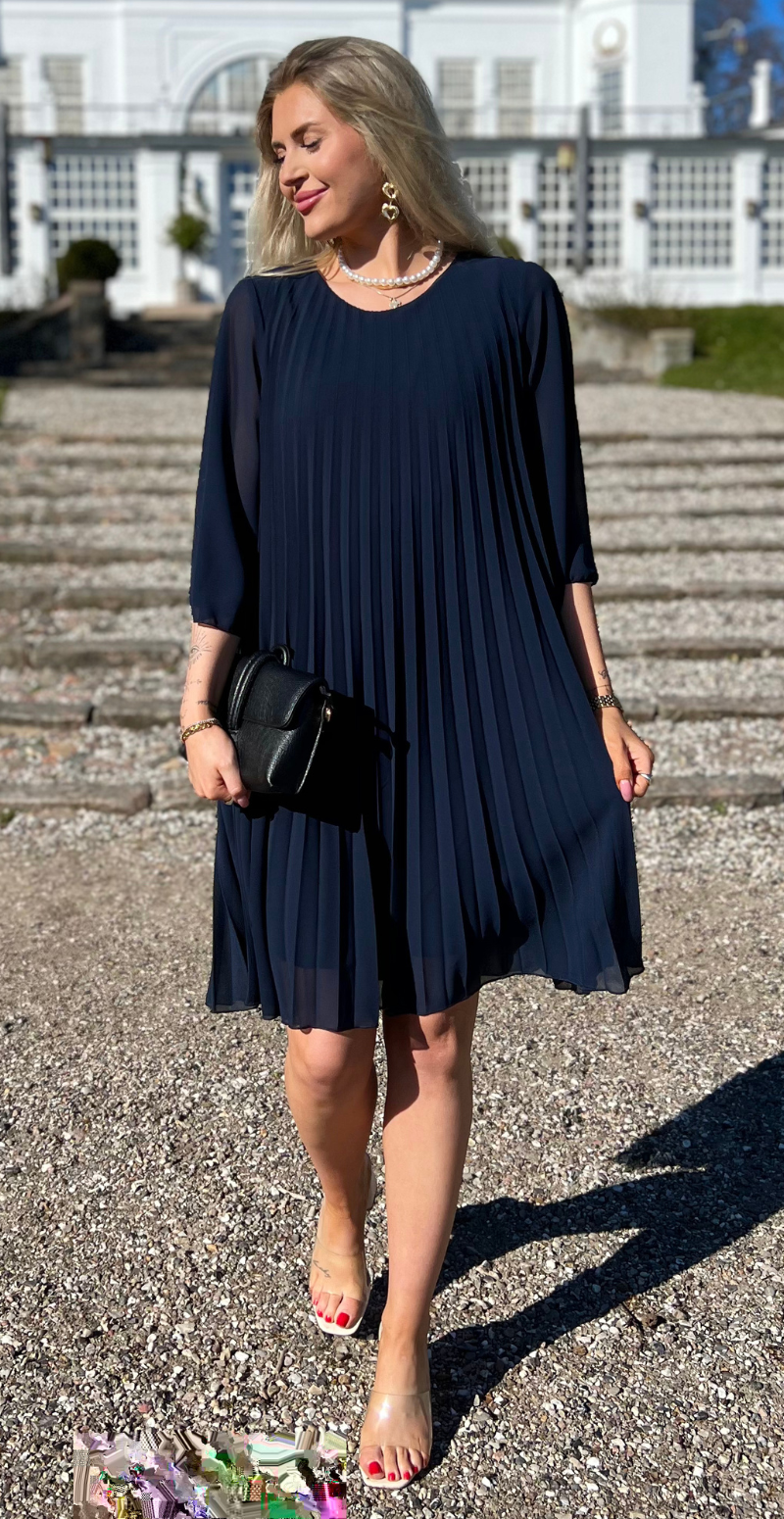 Eloise kjole med plissé navy LikeLondon