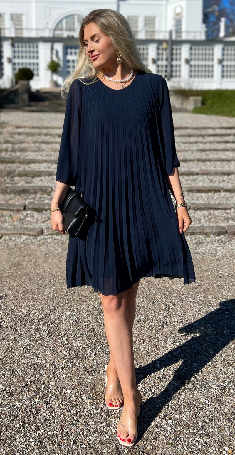 Eloise kjole med plissé navy LikeLondon