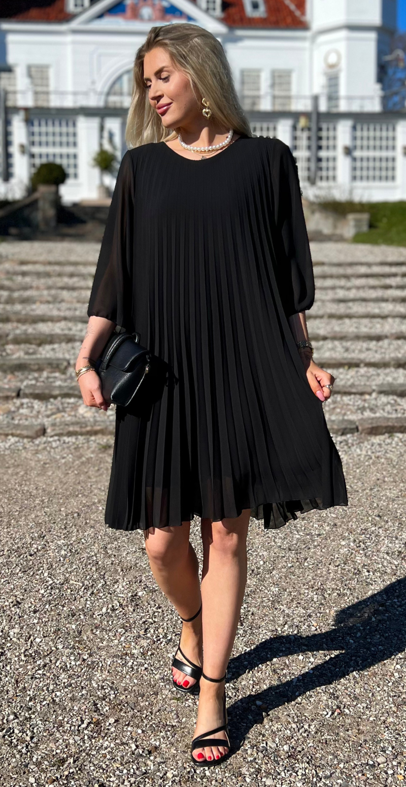 Eloise kjole med plissé sort LikeLondon