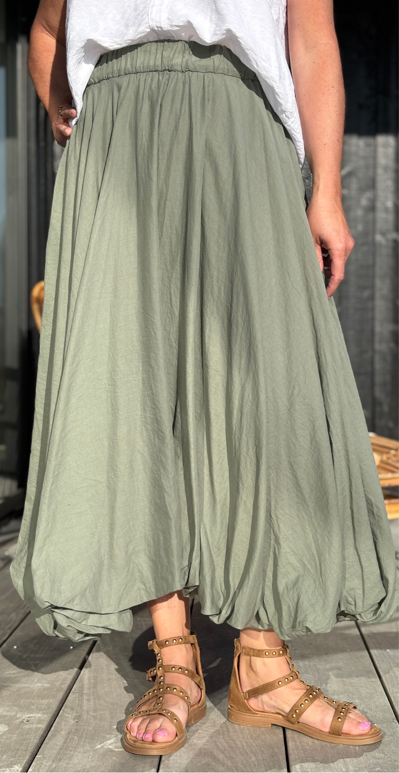 Senada ballon nederdel med elastikkant khaki LikeLondon