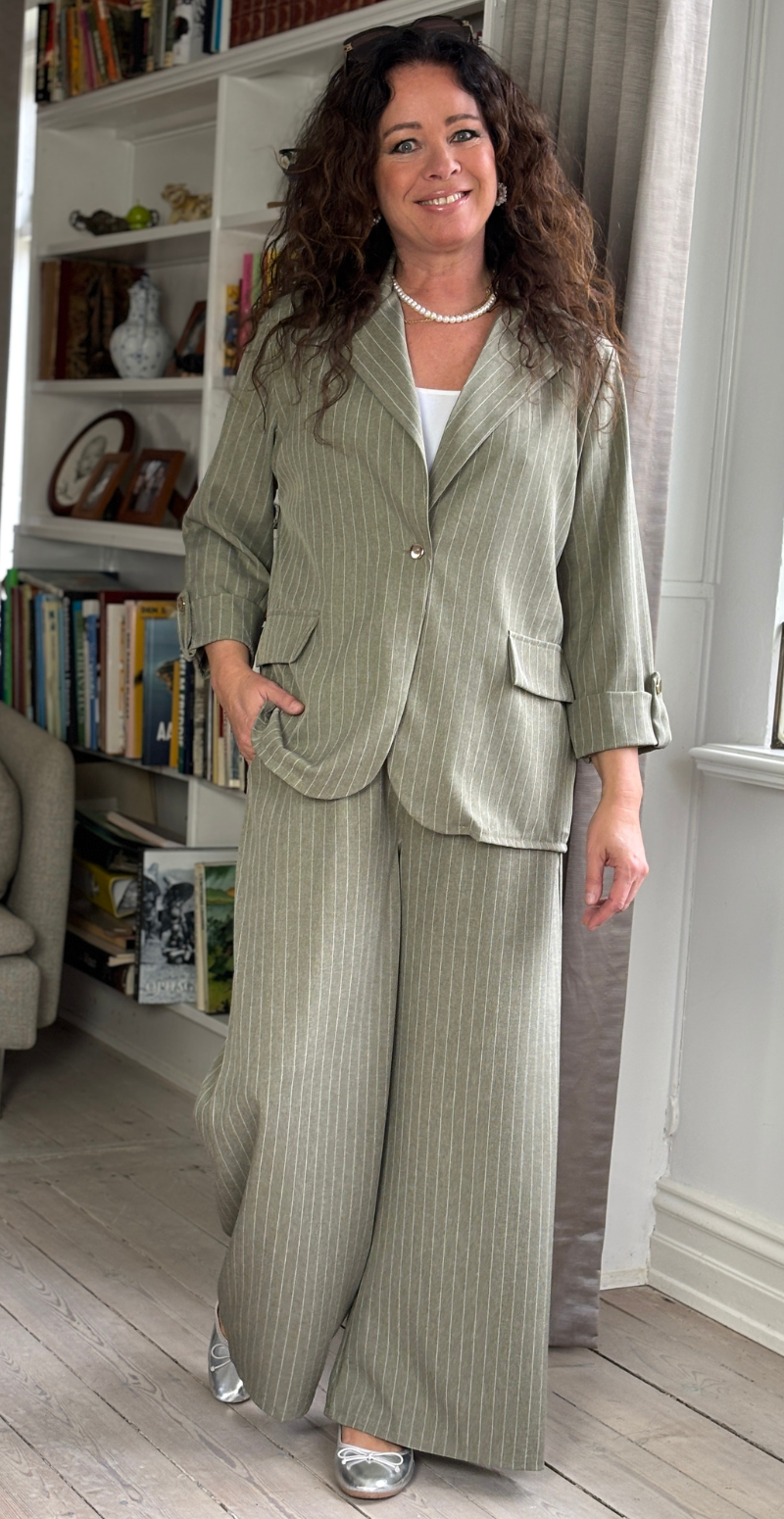 Imogen blazersæt med nålestrib khaki LikeLondon