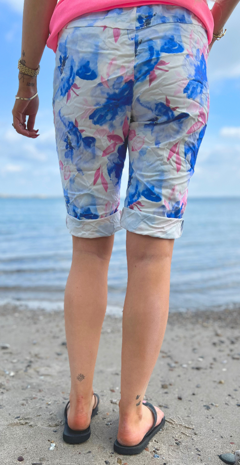 Nora shorts med snørre og blomsterprint royal blue LikeLondon