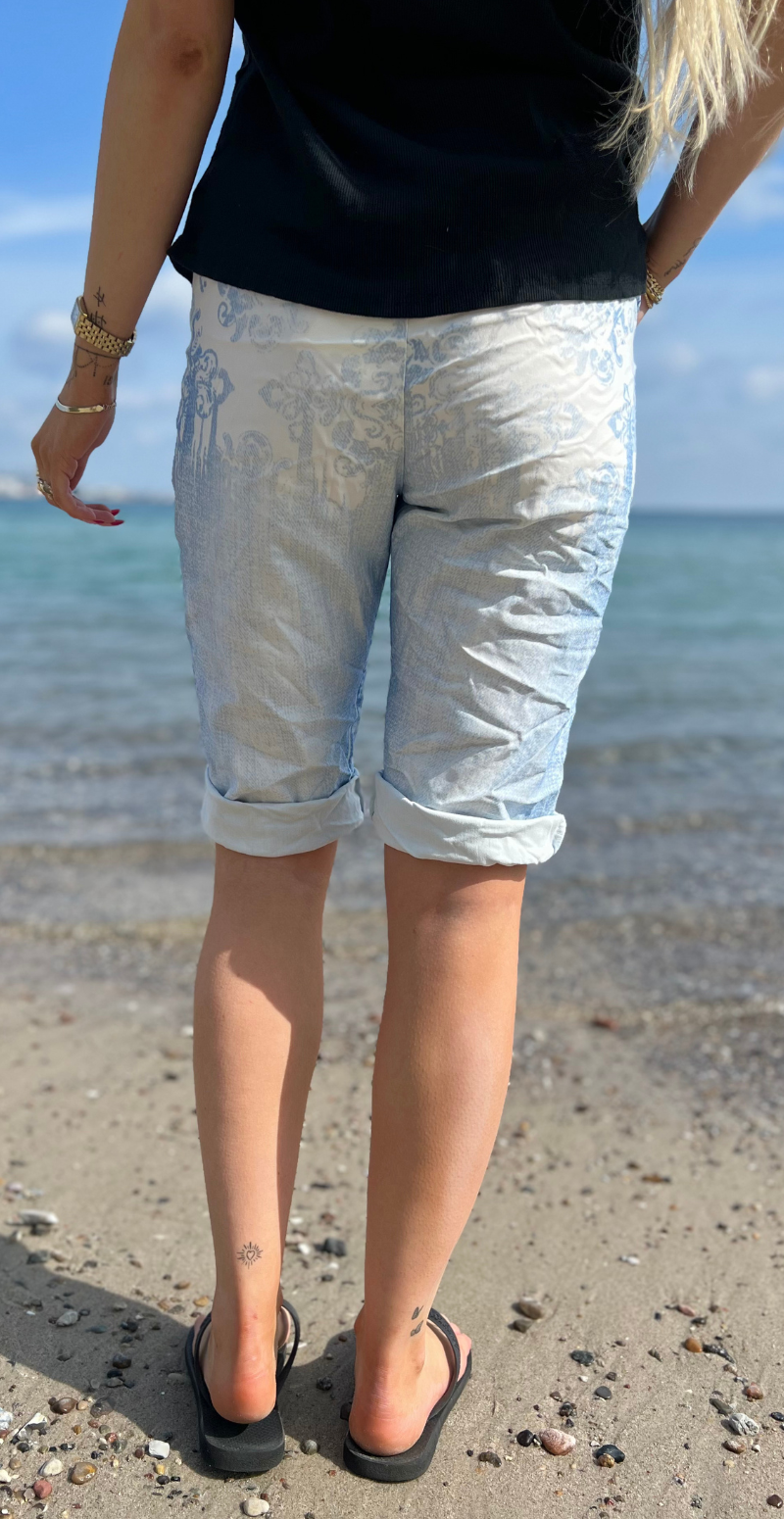 Nora shorts med blomsterprint og "bonjour" denim LikeLondon