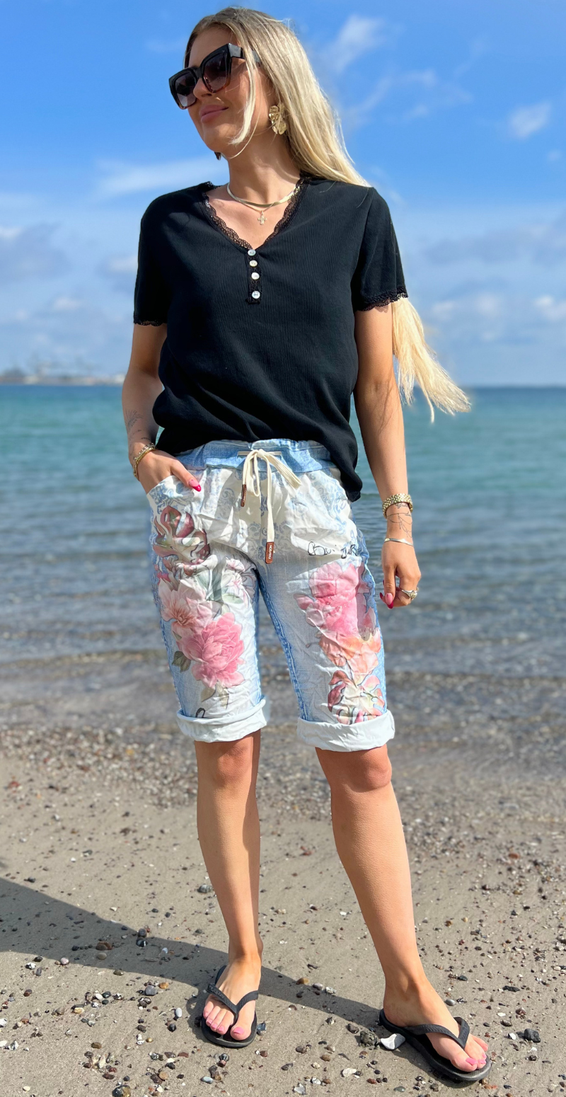 Nora shorts med blomsterprint og "bonjour" denim LikeLondon