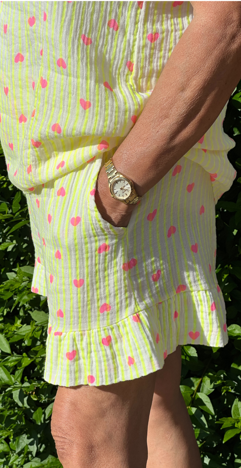 Cheri shorts med hjerter og peplum gul LikeLondon by Christina
