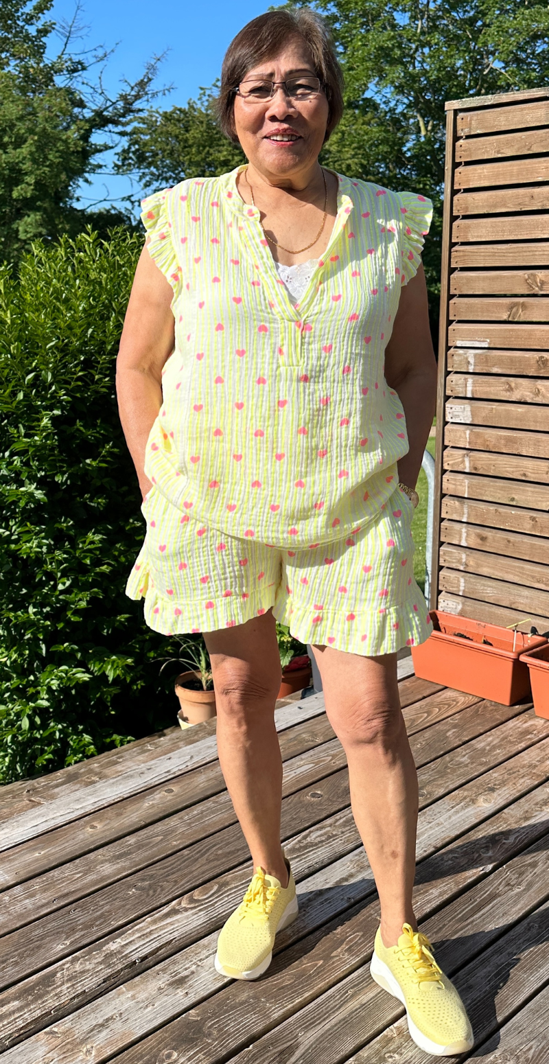 Cheri shorts med hjerter og peplum gul LikeLondon by Christina