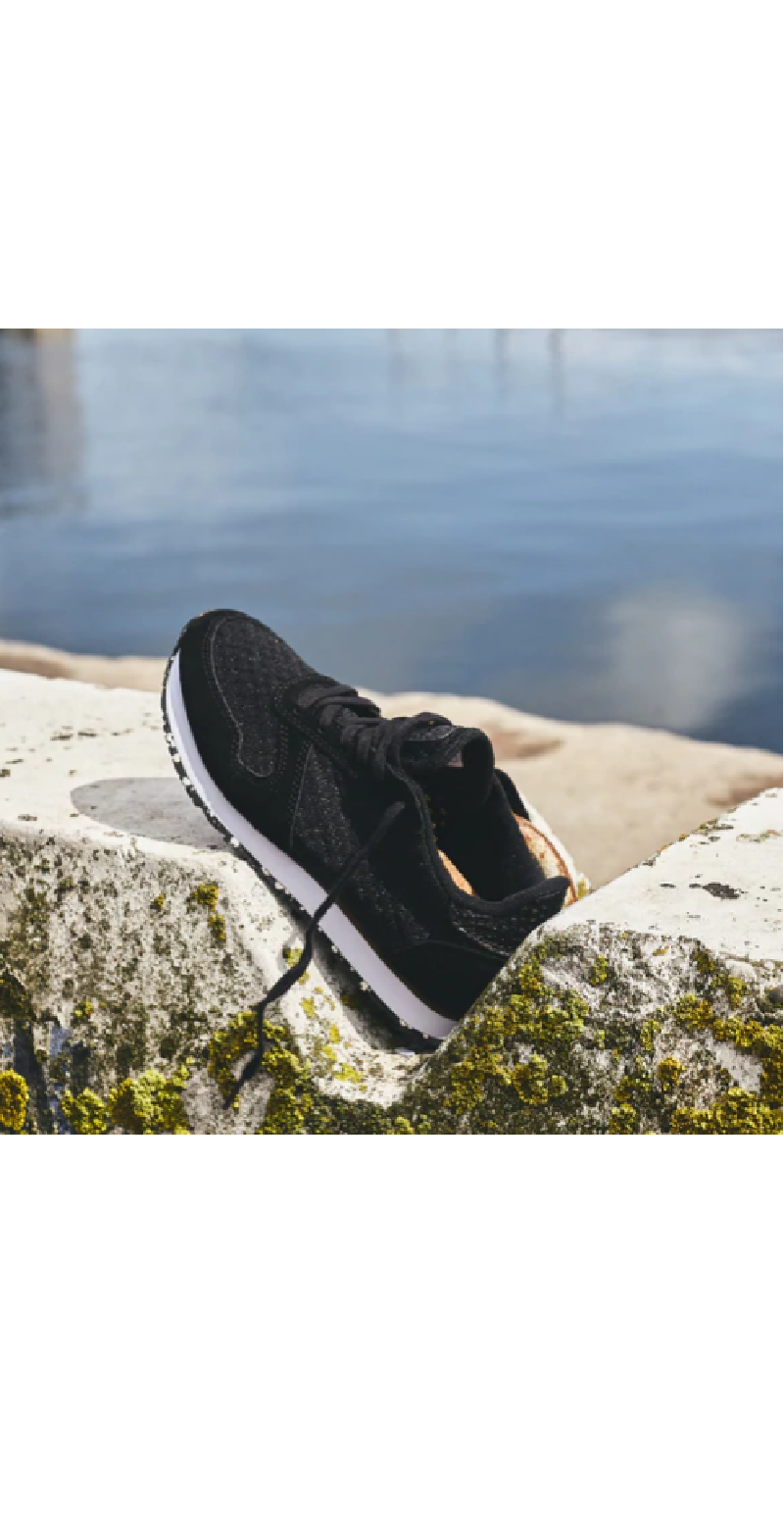 Sneakers med snørebånd og skind i sort