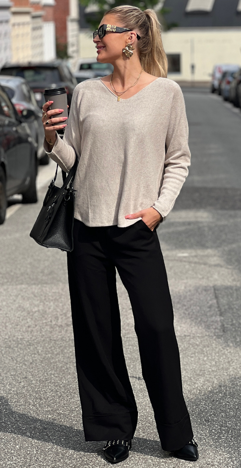 Inga blød strikbluse med v-hals beige LikeLondon