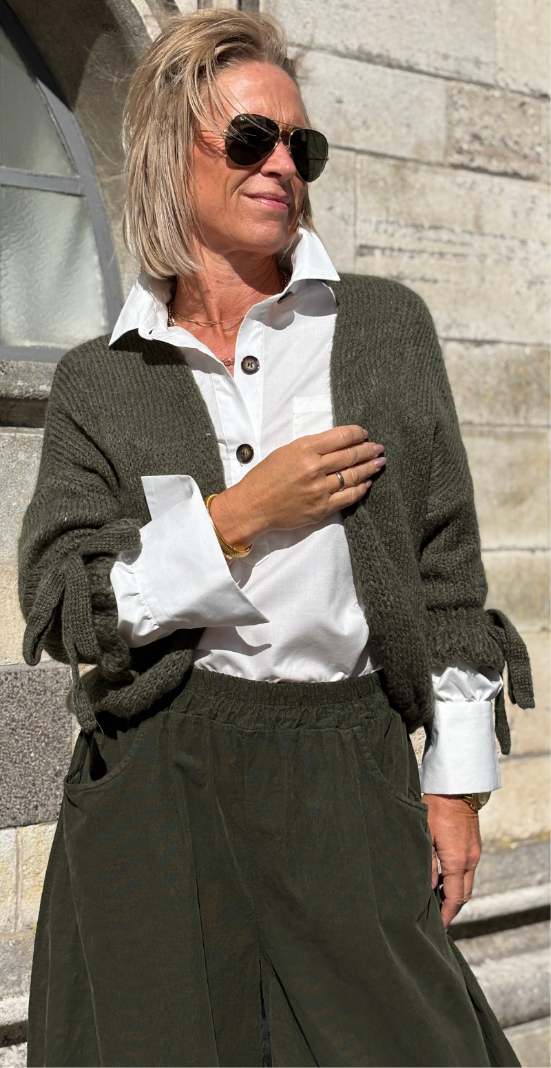 Vera strikcardigan med sløjfedetaljer khaki LikeLondon