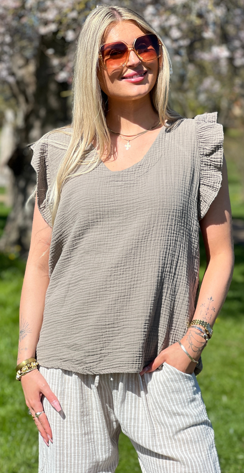 Hollie bluse med v-hals og flæsekant mocca LikeLondon