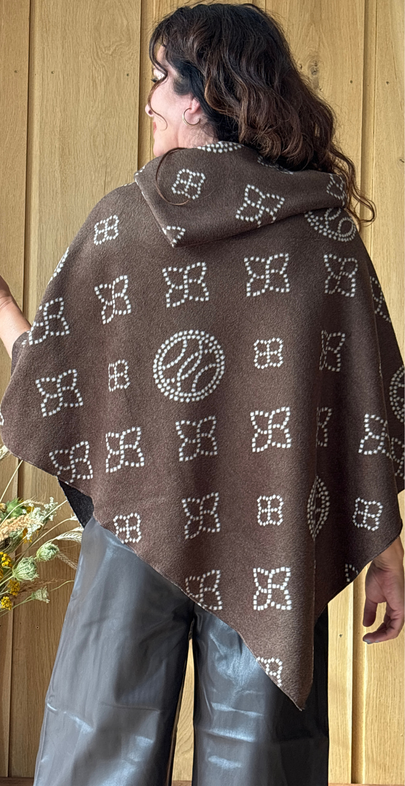 Sienna poncho med ornament mønster brun LikeLondon