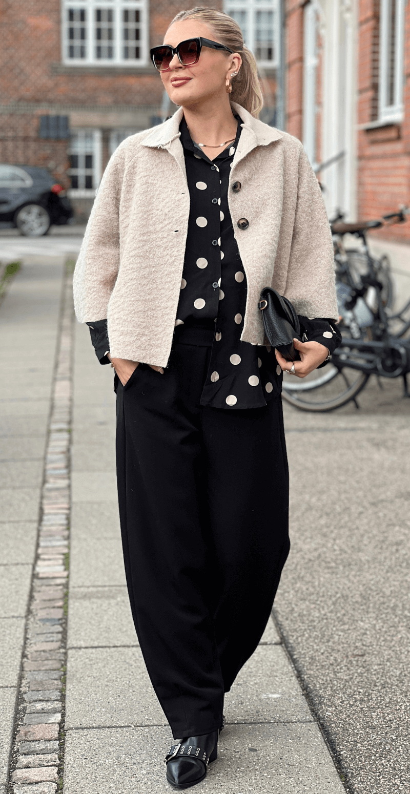Ulrika kort jakke med vidde og knapper beige LikeLondon