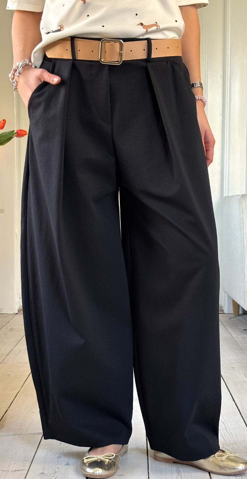 Forudbestil uge 11 Holly bukser i barrel-fit med læg foran sort LikeLondon