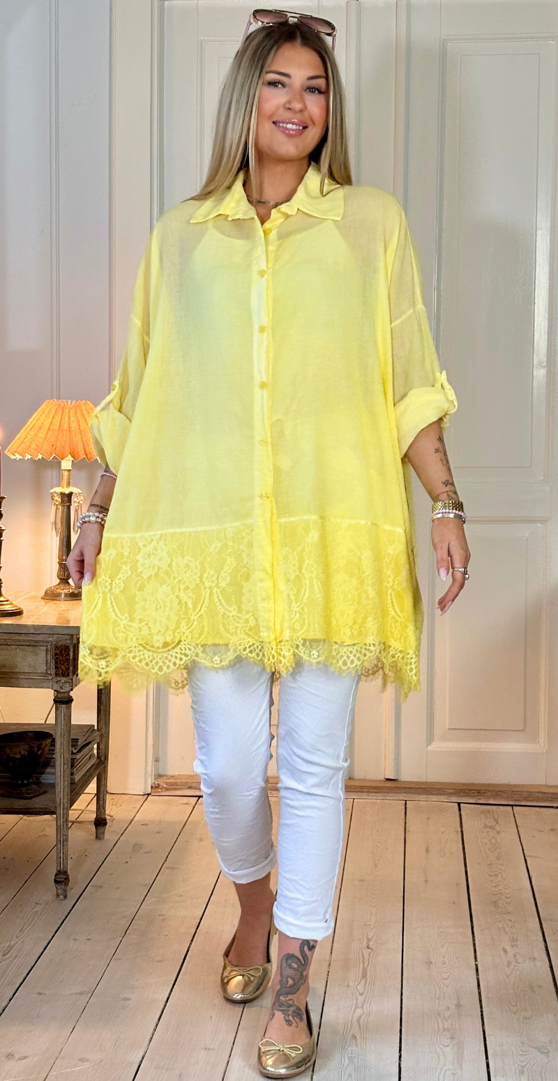 Qizi skjortetunika med bred blondekant gul LikeLondon
