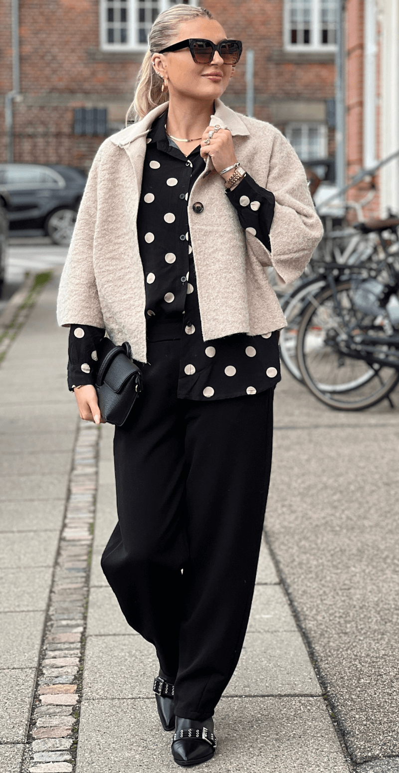 Ulrika kort jakke med vidde og knapper beige LikeLondon