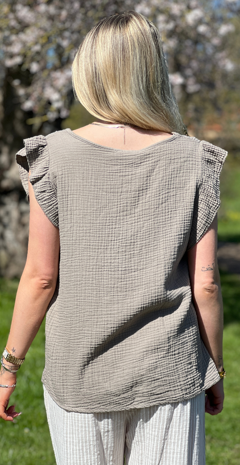 Hollie bluse med v-hals og flæsekant mocca LikeLondon
