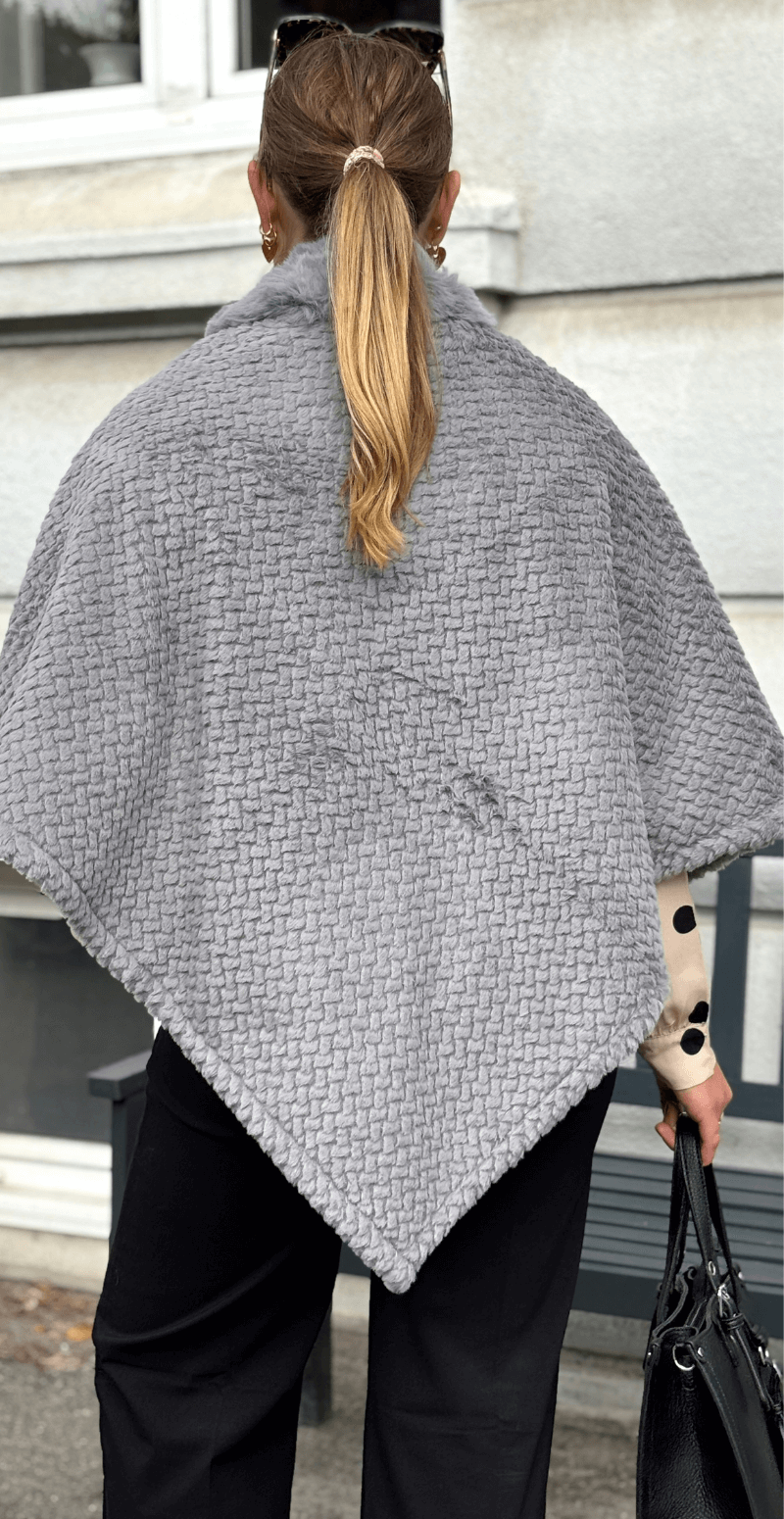 Liza poncho med bølget detalje grå LikeLondon