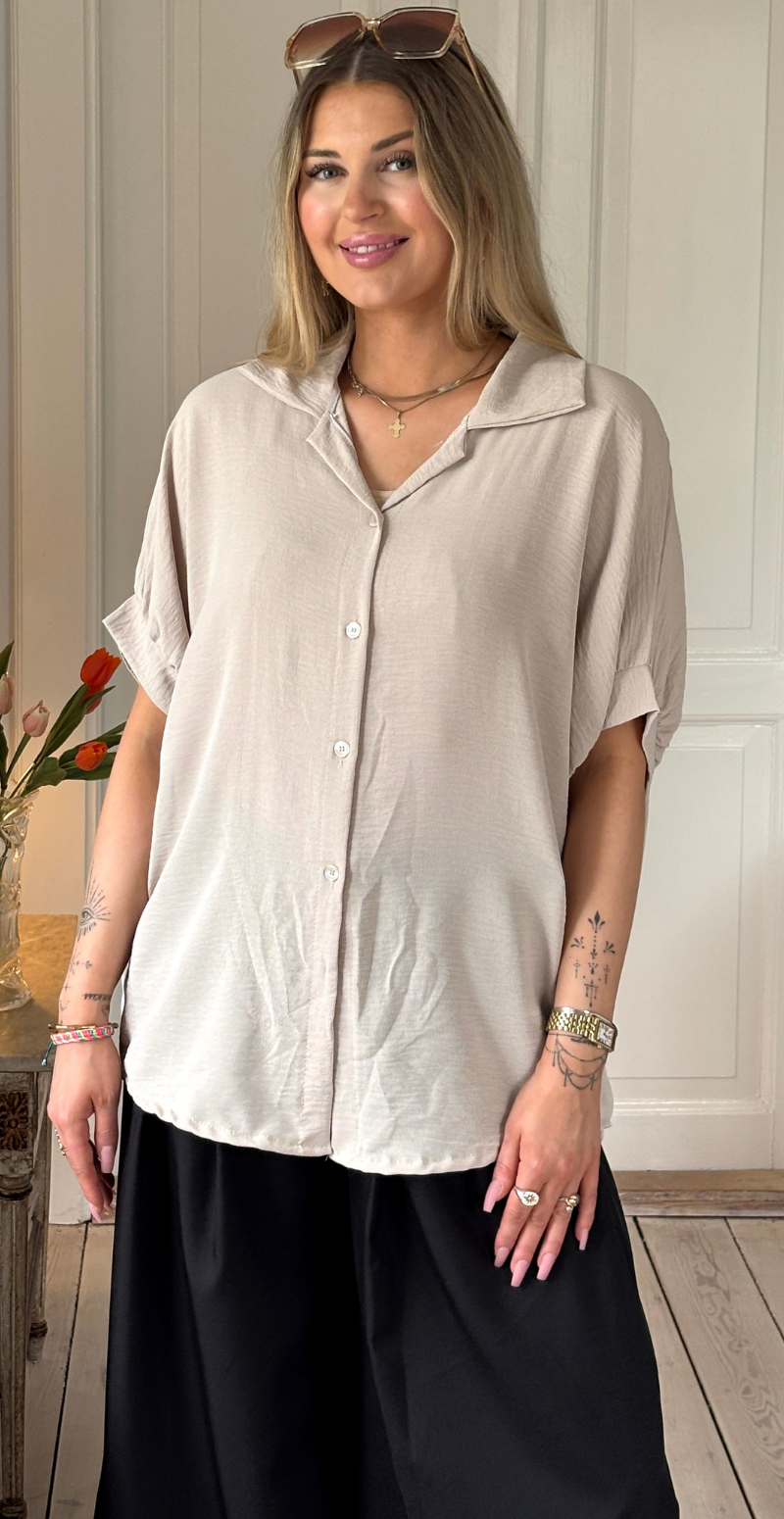 Barbara kortærmet skjortebluse med knudedetalje og spænde sand LikeLondon