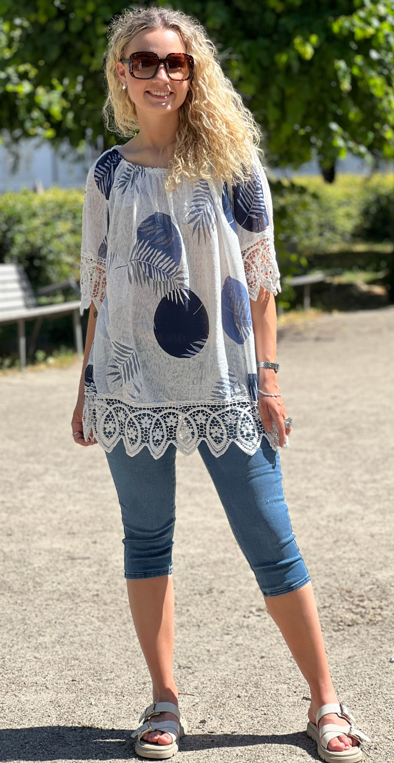 Ivalo bluse med bladmotiv og bred blondekant navy LikeLondon