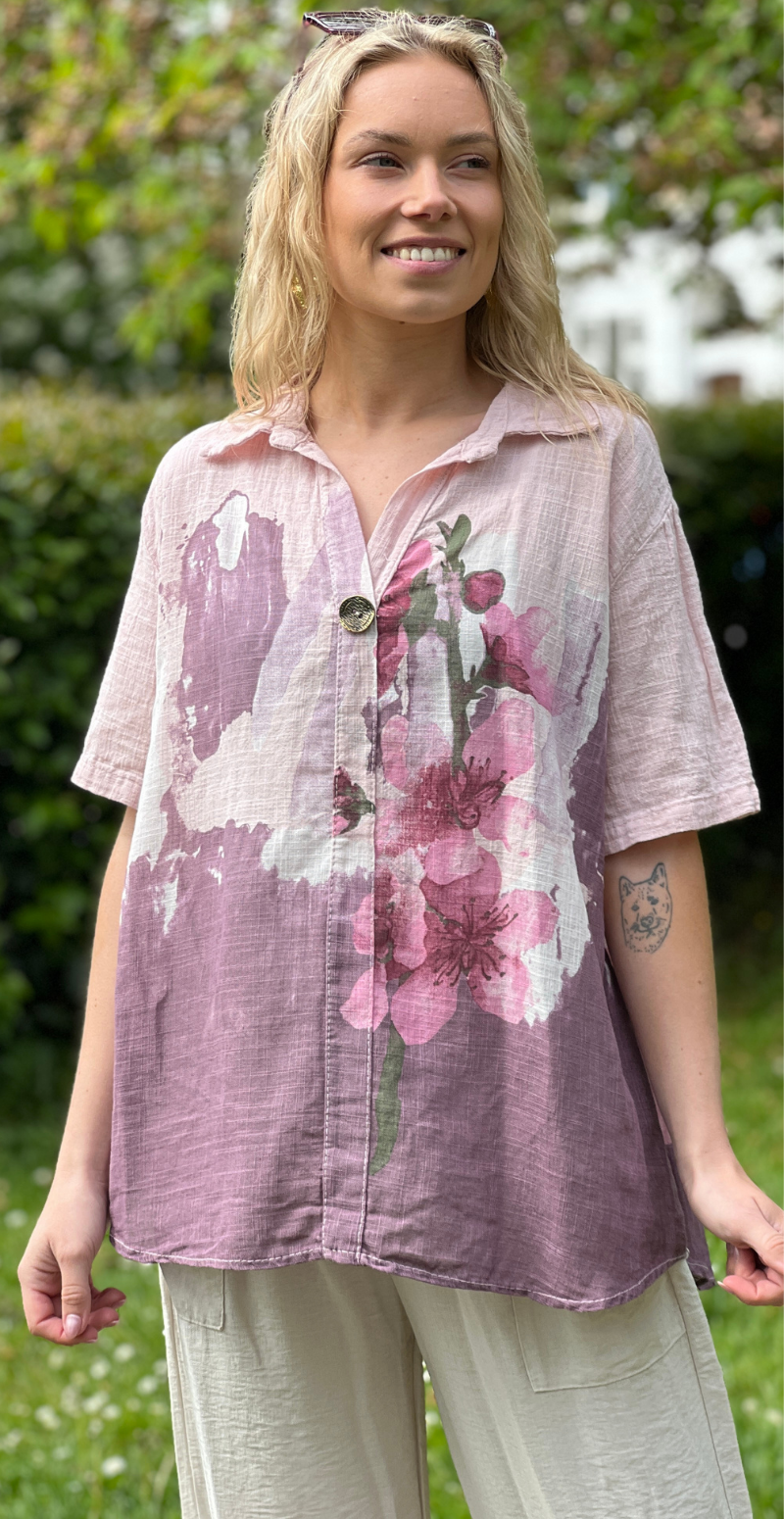 Gina bluse med blomsterprint og v-hals rosa LikeLondon
