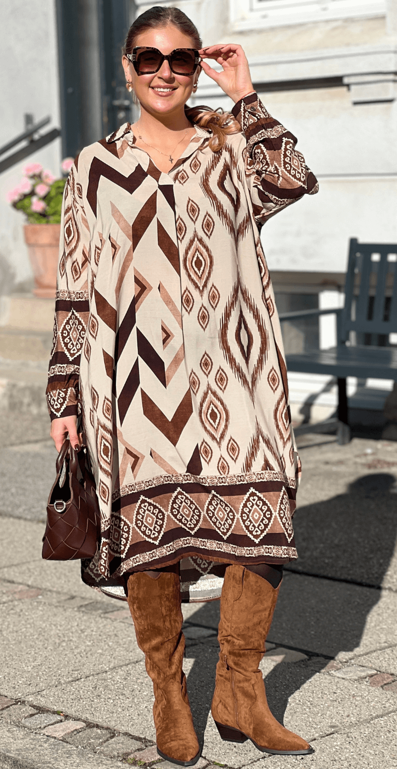 Zoom kjole med lange ærmer og boheme print beige LikeLondon