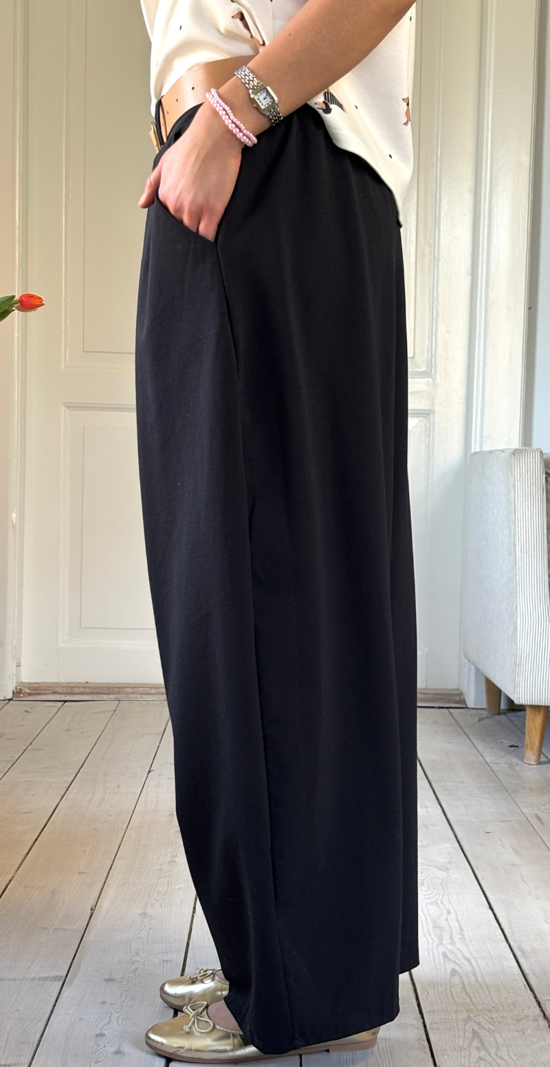 Forudbestil uge 11 Holly bukser i barrel-fit med læg foran sort LikeLondon