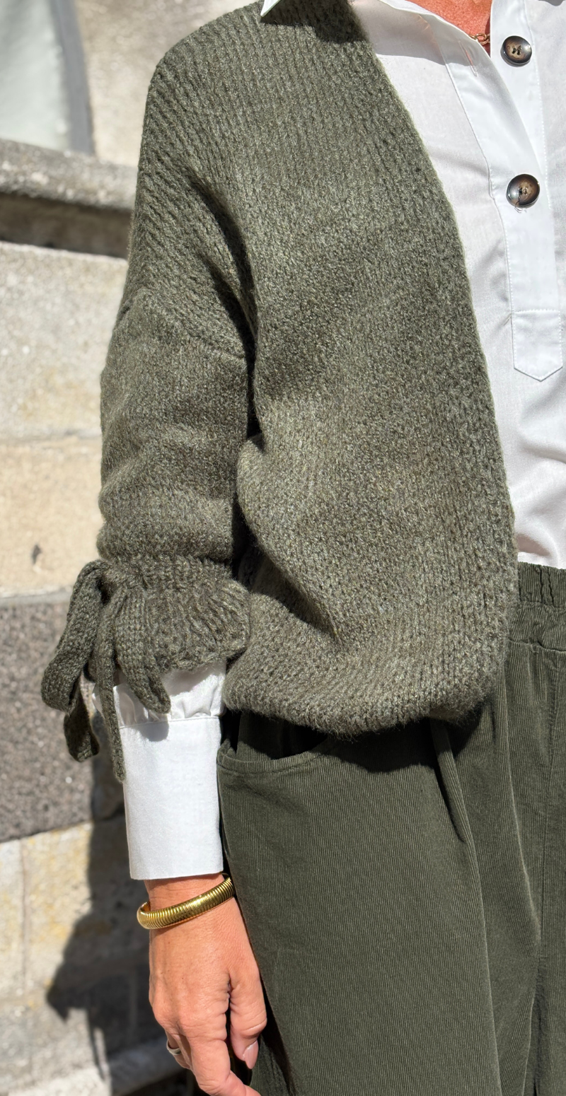 Vera strikcardigan med sløjfedetaljer khaki LikeLondon