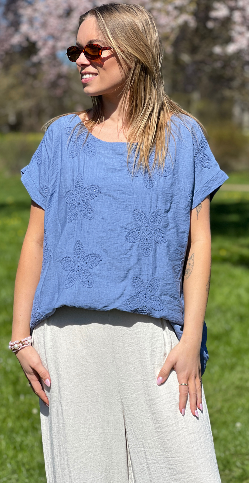 Zrita bluse med korte ærmer og hæklede blomster denim LikeLondon