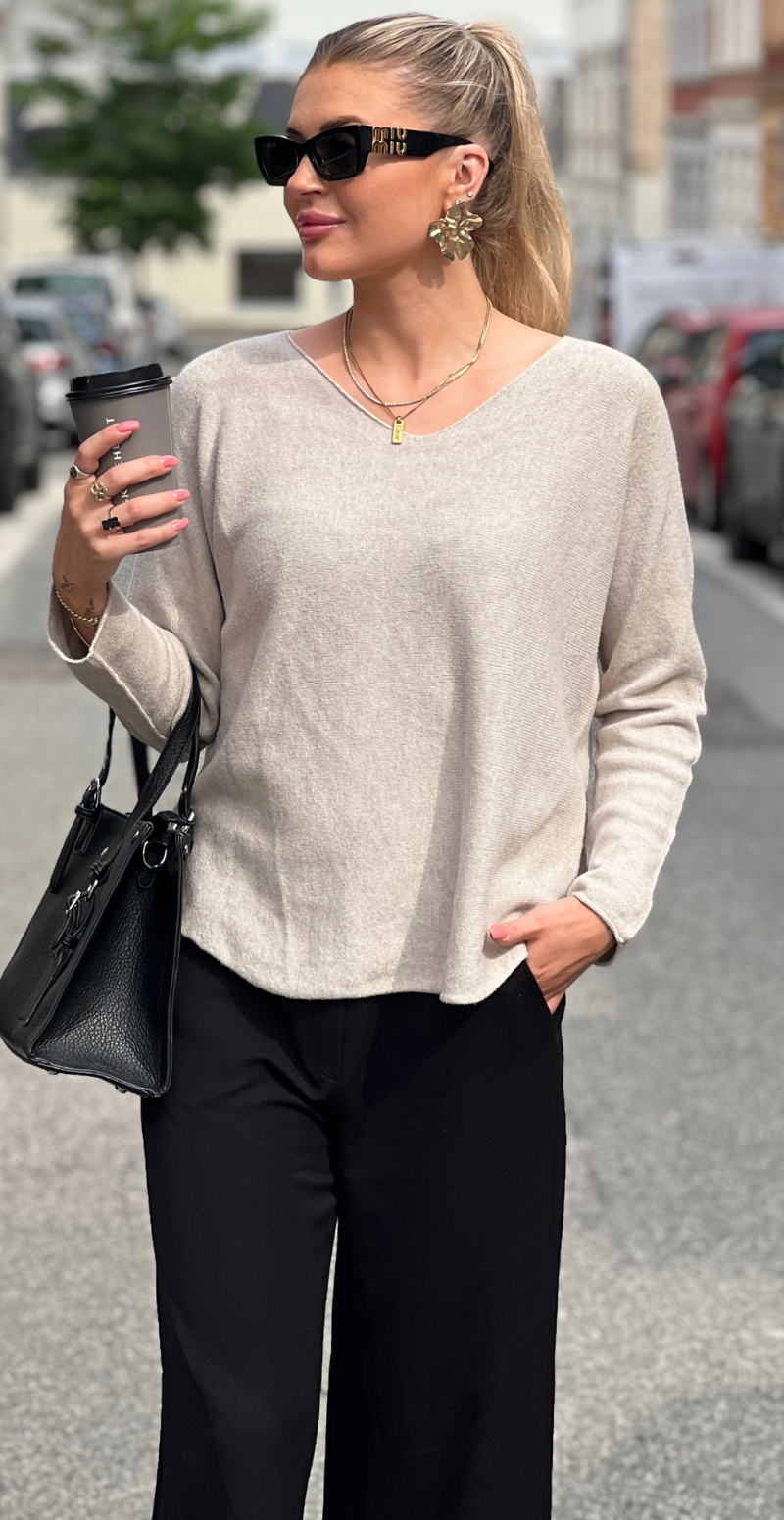 Inga blød strikbluse med v-hals beige LikeLondon