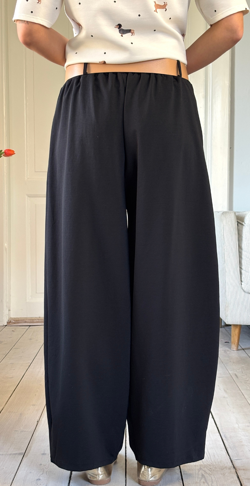 Forudbestil uge 11 Holly bukser i barrel-fit med læg foran sort LikeLondon