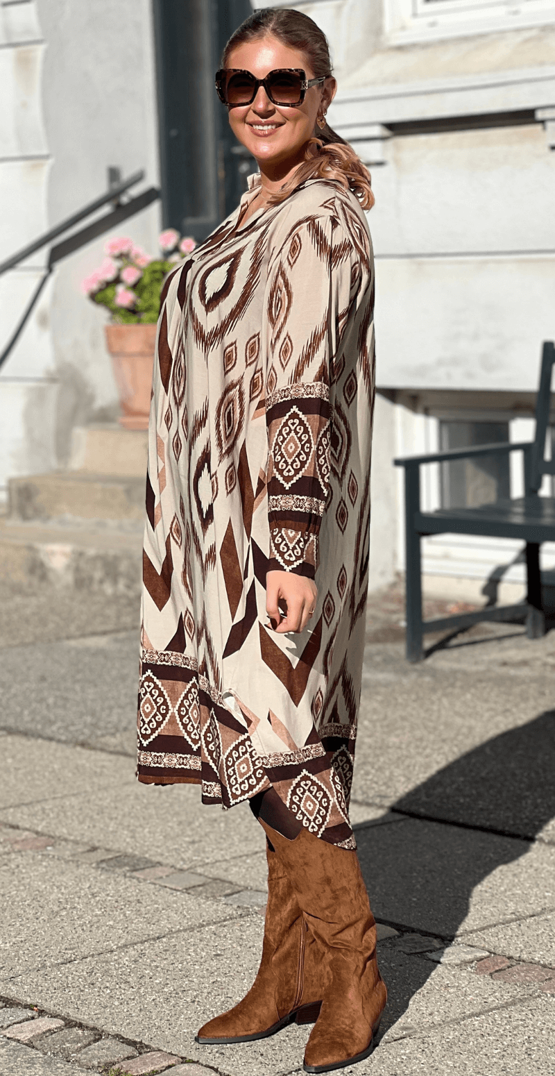 Zoom kjole med lange ærmer og boheme print beige LikeLondon