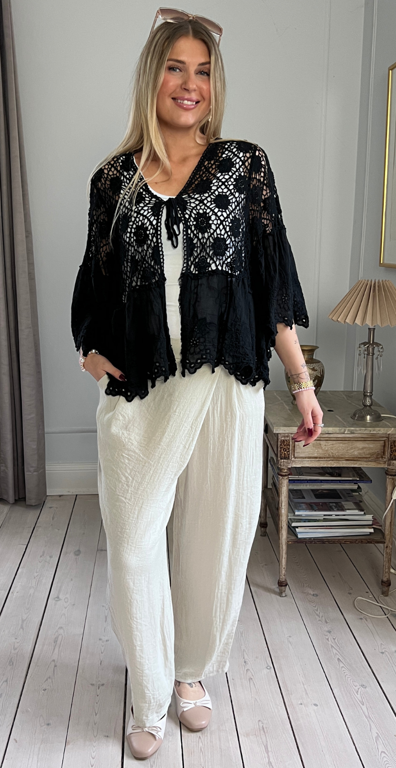 Carma hæklet bluse med blonder og bindelukning sort LikeLondon