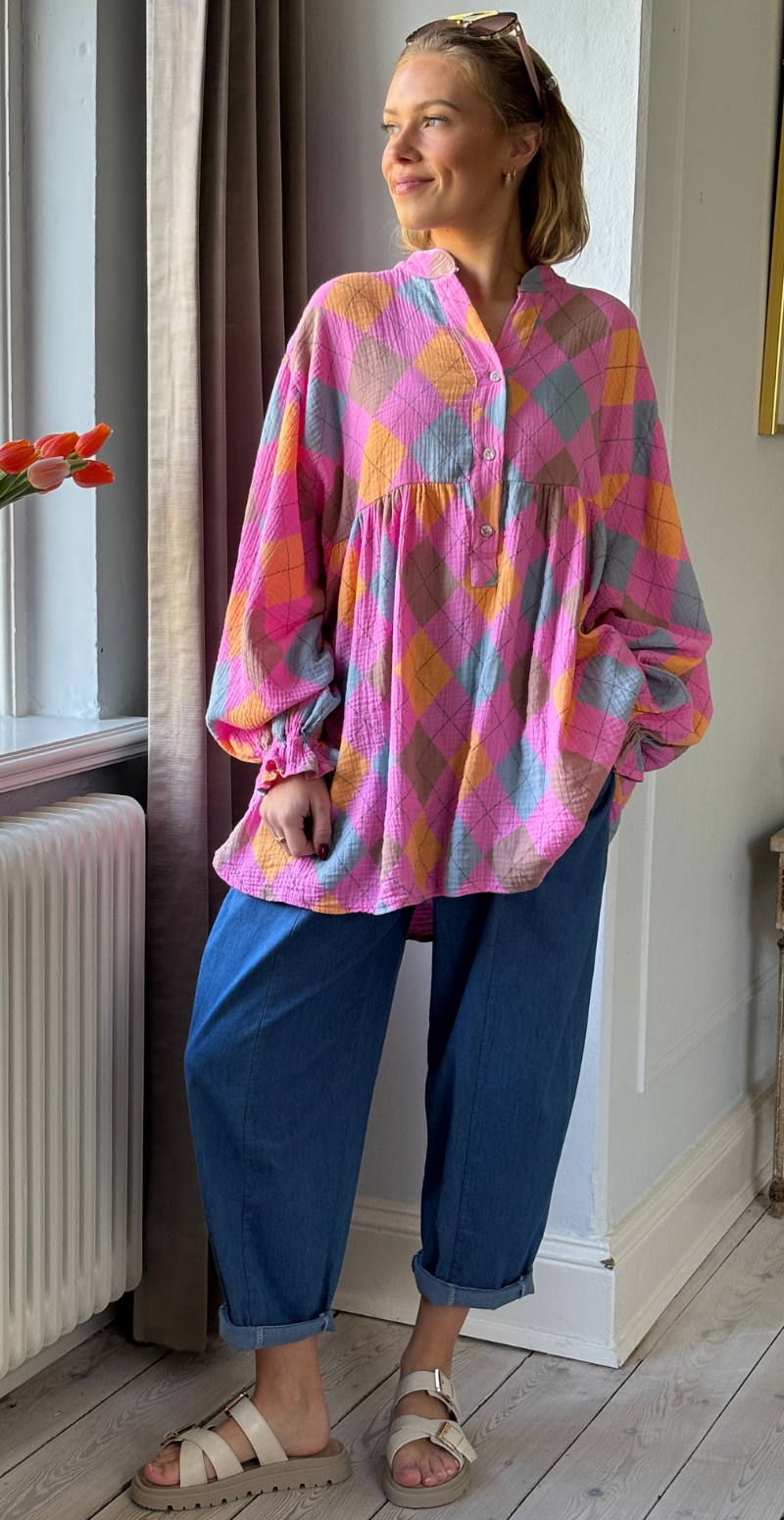 Frida mønstret bluse i musselin med vidde og overskæring pink/rombi LikeLondon