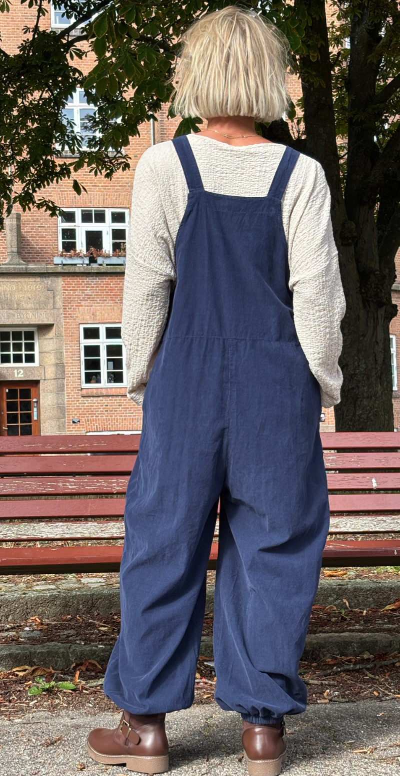 Boline fløjlsbuksedragt med justerbare stropper og lommer navy LikeLondon