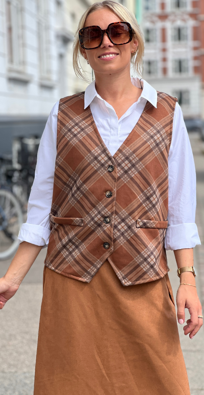 Marley ternet vest knapper fortil og v-hals camel LikeLondon