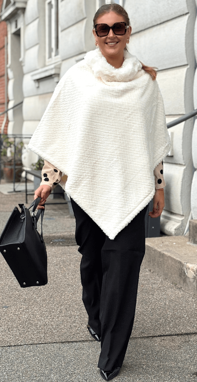 Liza poncho med bølget detalje hvid LikeLondon