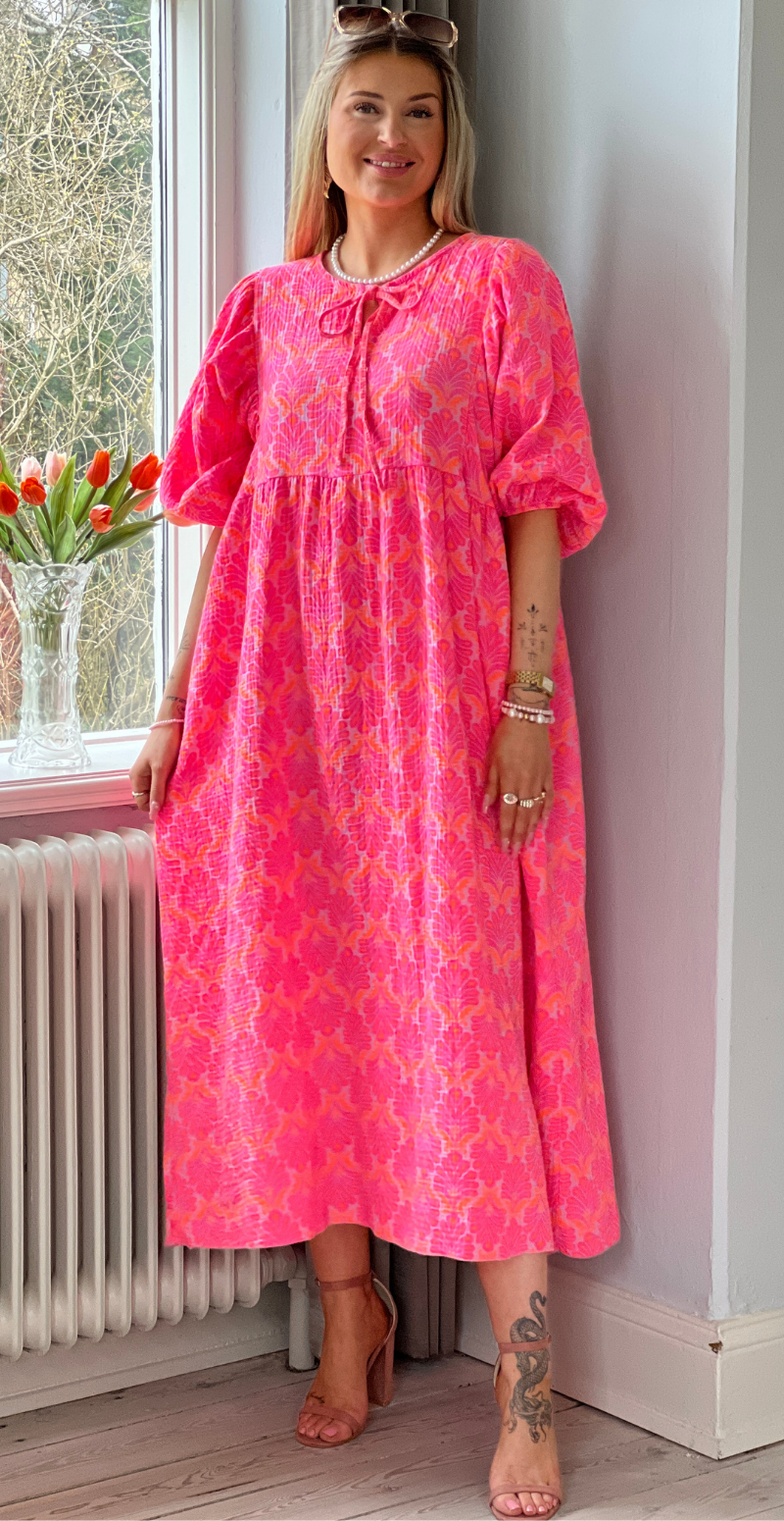 Pauline kjole i musselin orange/fuxia LikeLondon