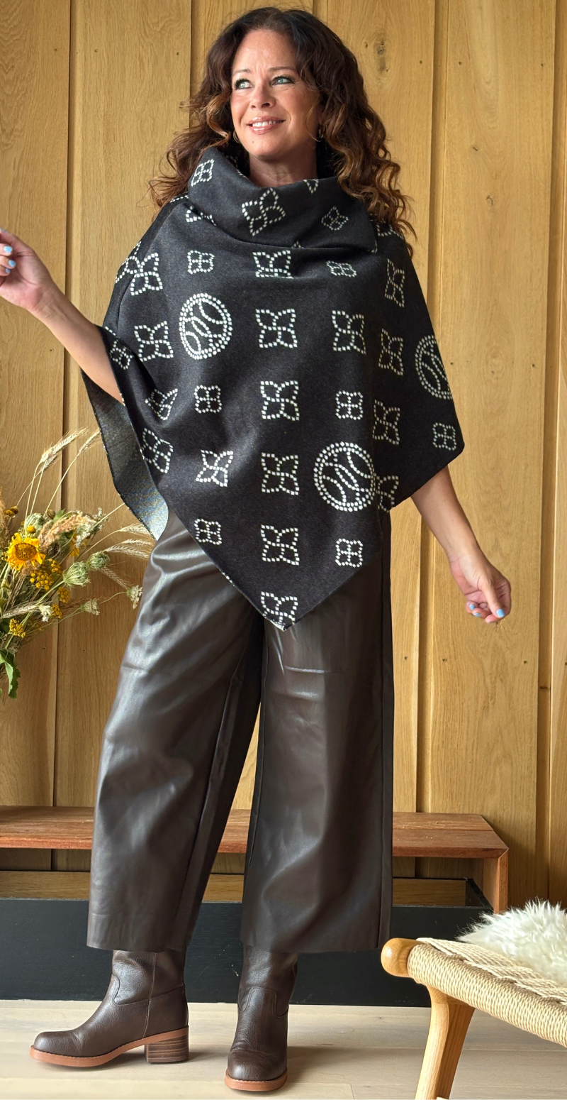 Sienna poncho med ornament mønster sort LikeLondon