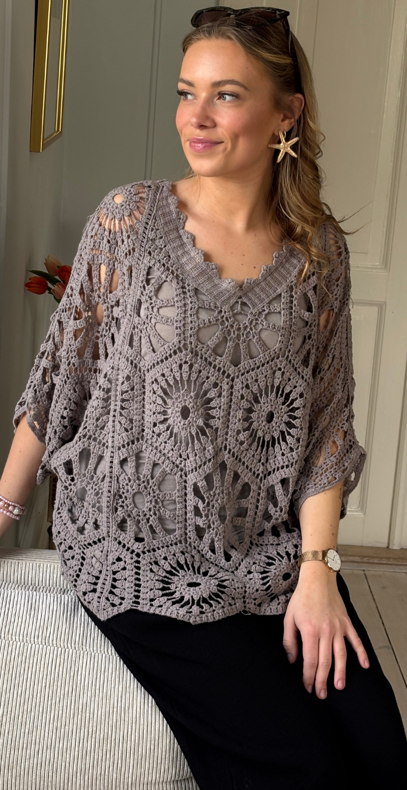 Cajsa hæklet bluse med v-hals og indertop fango LikeLondon