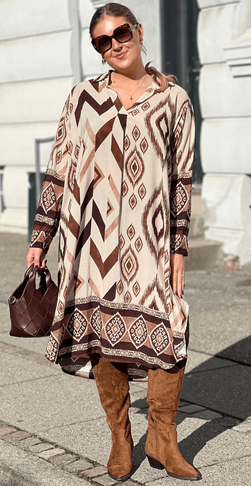 Zoom kjole med lange ærmer og boheme print beige LikeLondon