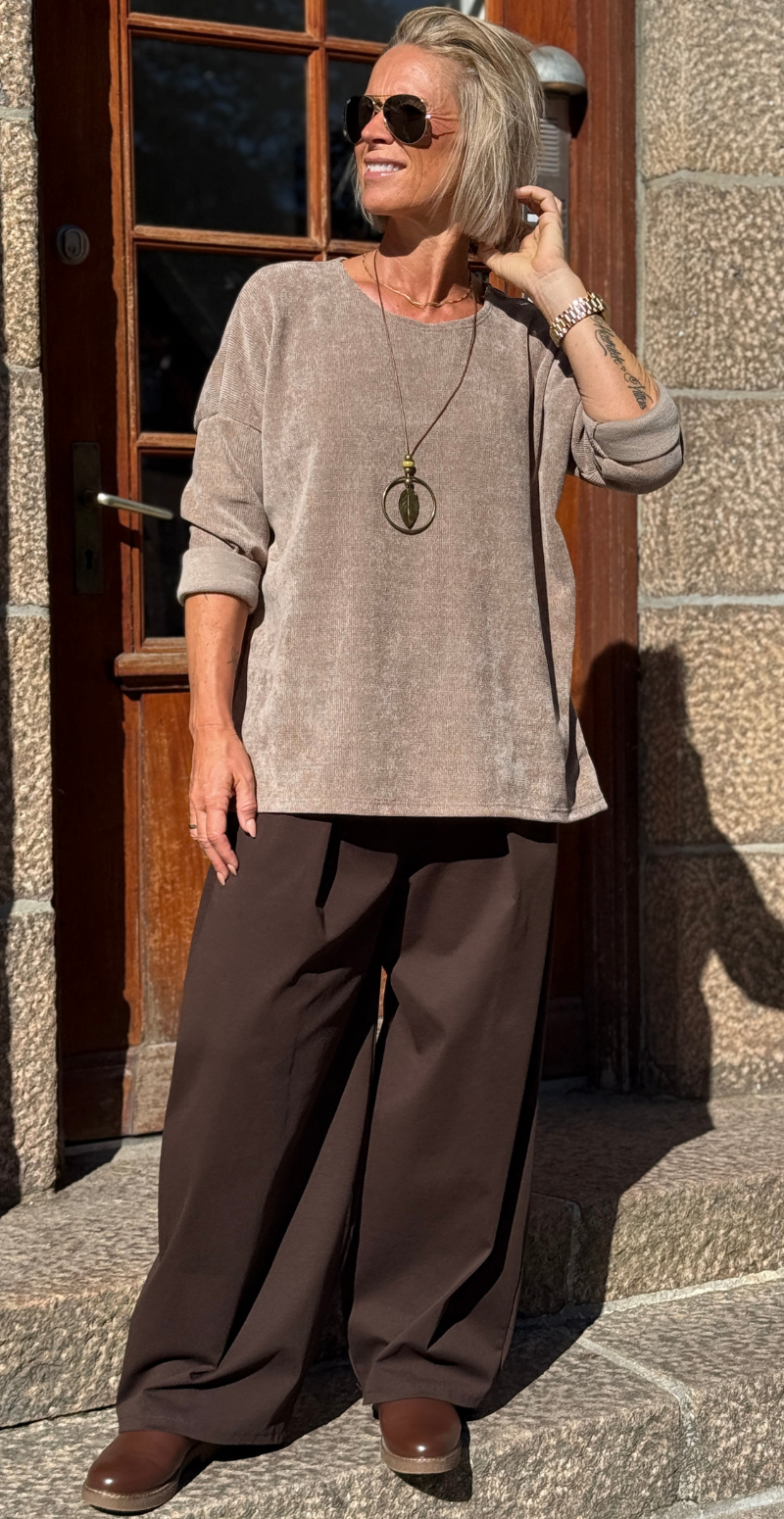 Maren bluse i velour og halskæde sand LikeLondon