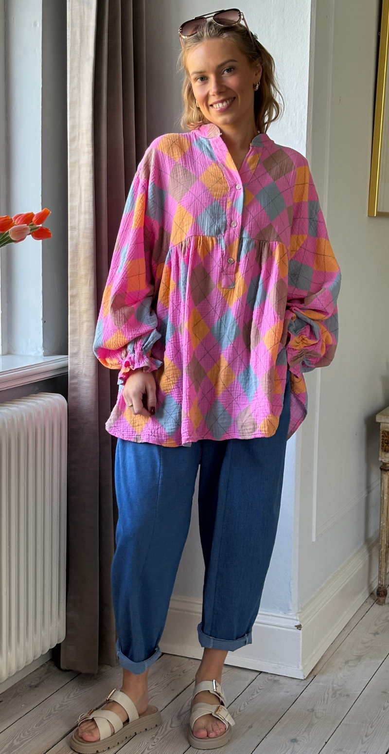 Frida mønstret bluse i musselin med vidde og overskæring pink/rombi LikeLondon